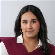 Chica de 17 años con título de bachillerato en ciencias sociales y capacidades para los idiomas como inglés y francés.